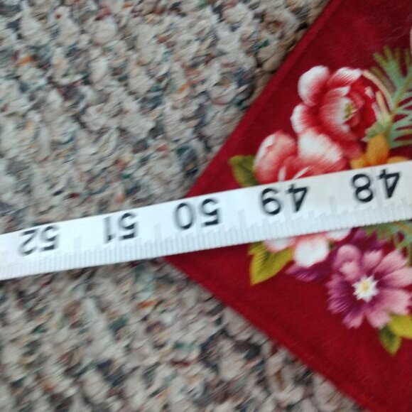 Rose Pattern Christmas Tree Skirt 50-1/2" - Picture 3 of 4